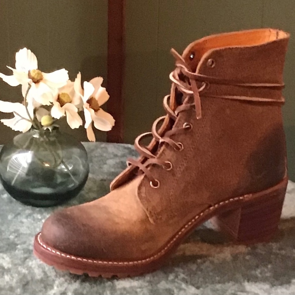 NIB Frye Sabrina Lace up in Tan 7.5